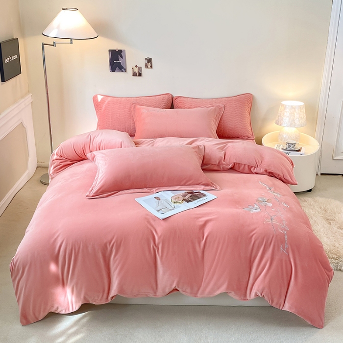 91家纺网 家纺一手货源 找家纺 宝宝绒婴儿绒四件套刺绣纯色四件套床单床笠牛奶绒四件套 粉色