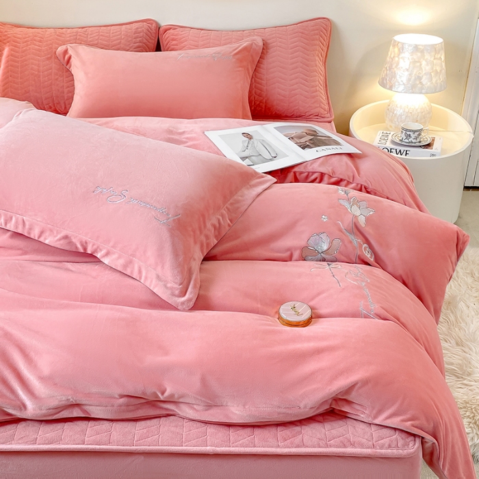 91家纺网 家纺一手货源 找家纺 宝宝绒婴儿绒四件套刺绣纯色四件套床单床笠牛奶绒四件套 粉色