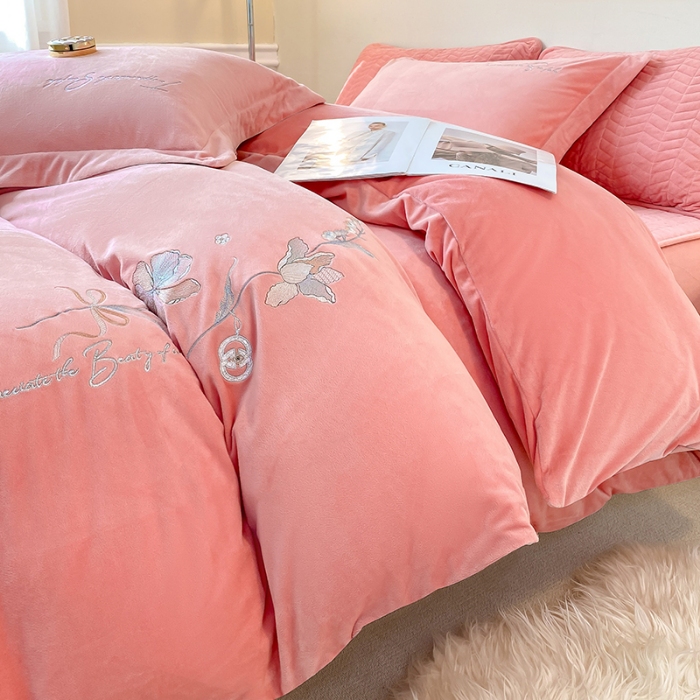 91家纺网 家纺一手货源 找家纺 宝宝绒婴儿绒四件套刺绣纯色四件套床单床笠牛奶绒四件套 粉色