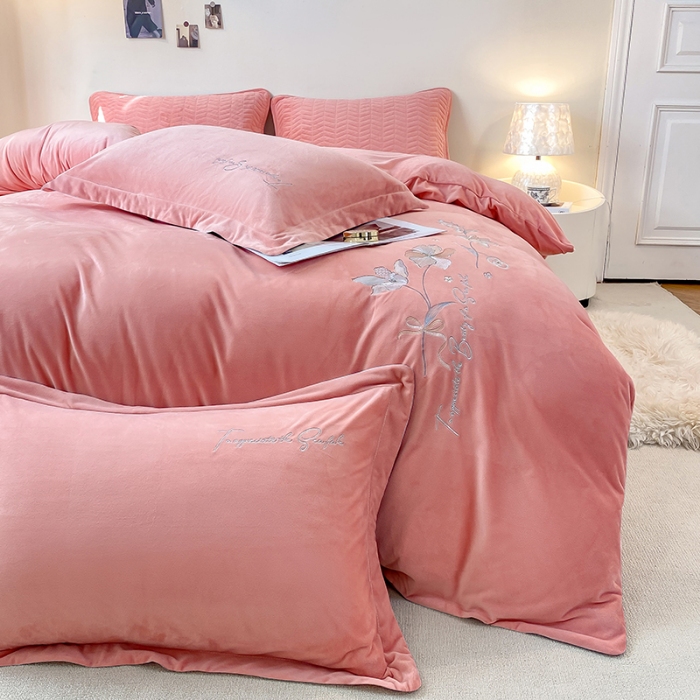 91家纺网 家纺一手货源 找家纺 宝宝绒婴儿绒四件套刺绣纯色四件套床单床笠牛奶绒四件套 粉色