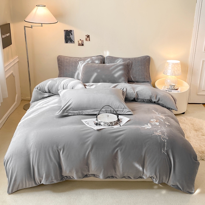 91家纺网 家纺一手货源 找家纺 宝宝绒婴儿绒四件套刺绣纯色四件套床单床笠牛奶绒四件套 灰色