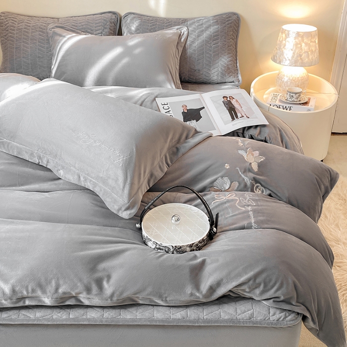 91家纺网 家纺一手货源 找家纺 宝宝绒婴儿绒四件套刺绣纯色四件套床单床笠牛奶绒四件套 灰色