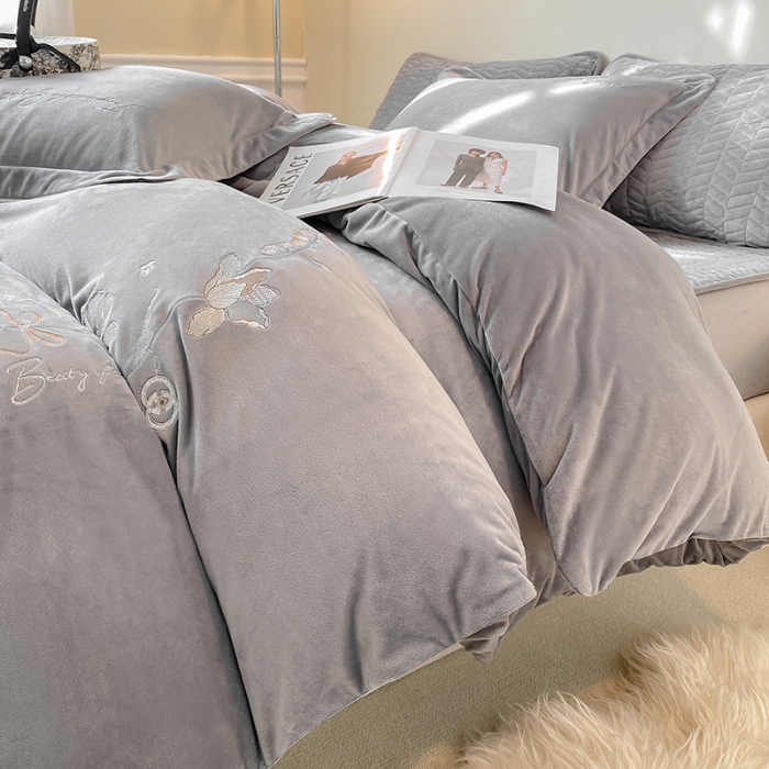 91家纺网 家纺一手货源 找家纺 宝宝绒婴儿绒四件套刺绣纯色四件套床单床笠牛奶绒四件套 灰色