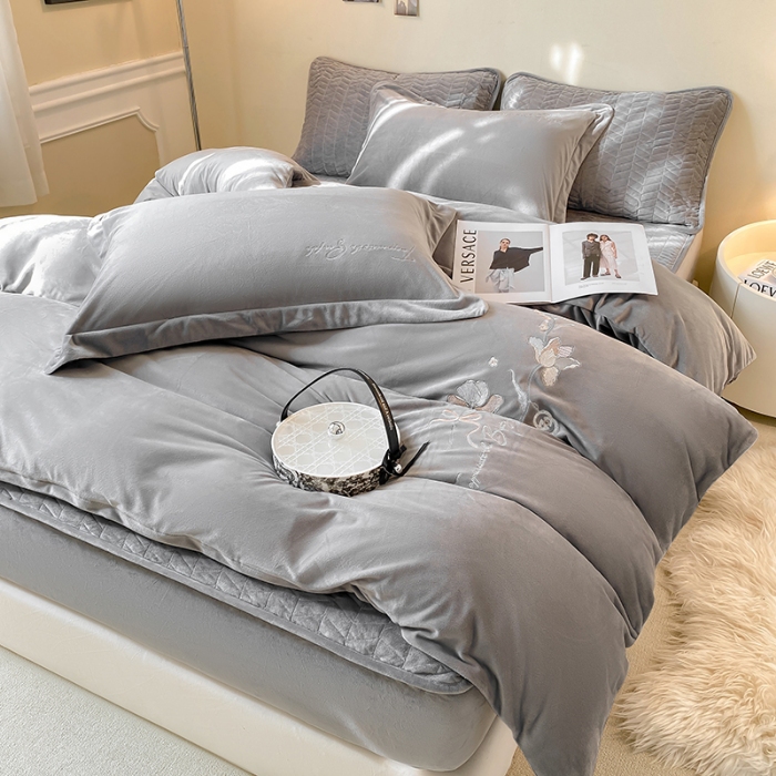 91家纺网 家纺一手货源 找家纺 宝宝绒婴儿绒四件套刺绣纯色四件套床单床笠牛奶绒四件套 灰色