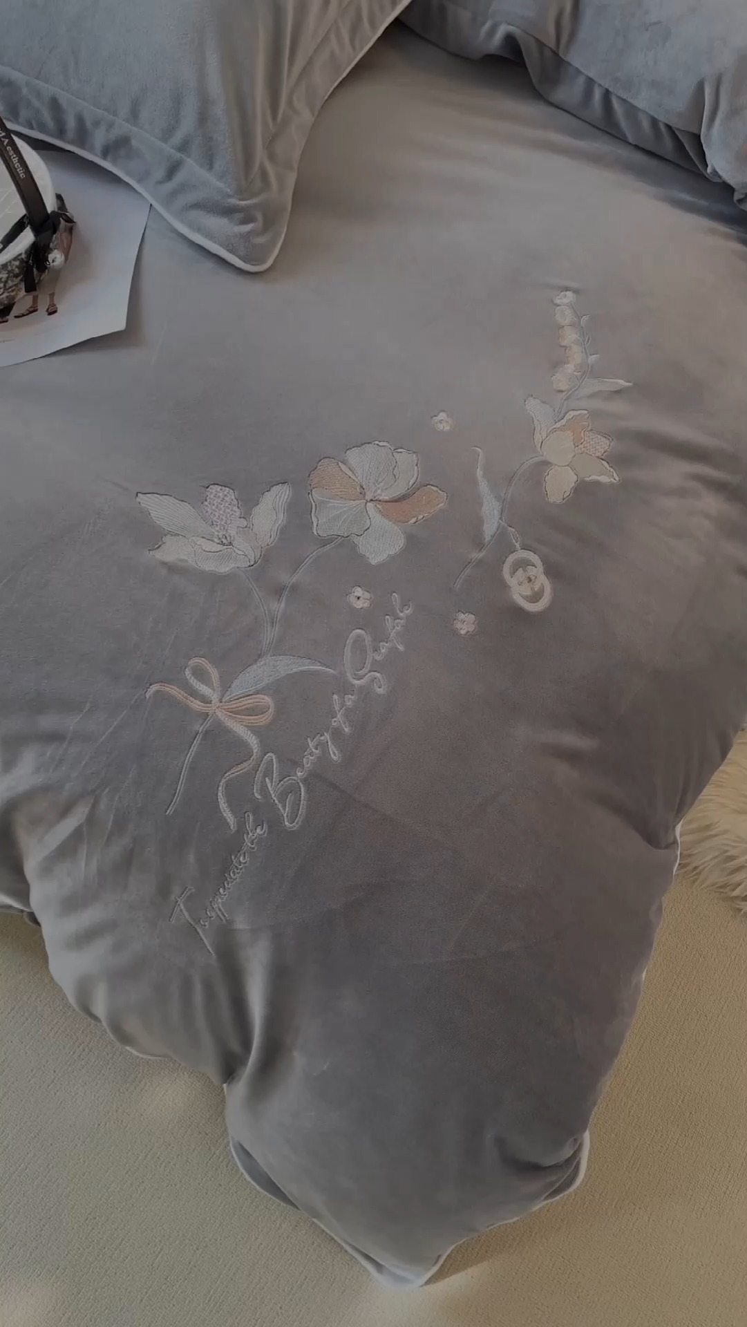 91家纺网 家纺一手货源 找家纺 宝宝绒婴儿绒四件套刺绣纯色四件套床单床笠牛奶绒四件套 灰色