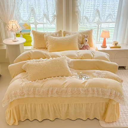 91家纺网 家纺一手货源 找家纺 （总）苏米娜2025秋冬新款11斤230g全消光牛奶绒夹棉床盖款四件套纯色蕾丝花边刺绣床裙款床盖--米兰系列