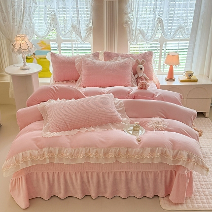 91家纺网 家纺一手货源 找家纺 （总）苏米娜2025秋冬新款11斤230g全消光牛奶绒夹棉床盖款四件套纯色蕾丝花边刺绣床裙款床盖--米兰系列