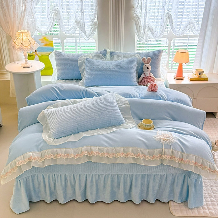 91家纺网 家纺一手货源 找家纺 （总）苏米娜2025秋冬新款11斤230g全消光牛奶绒夹棉床盖款四件套纯色蕾丝花边刺绣床裙款床盖--米兰系列