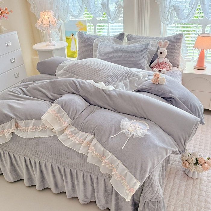 91家纺网 家纺一手货源 找家纺 苏米娜2025秋冬新款11斤230g全消光牛奶绒夹棉床盖款四件套纯色蕾丝花边刺绣床裙款床盖--米兰系列 米兰-高级灰 