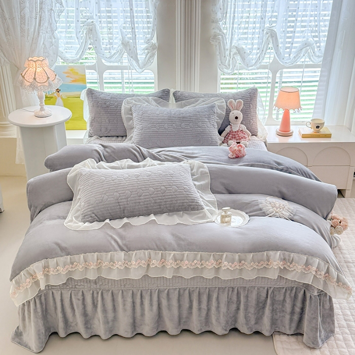 91家纺网 家纺一手货源 找家纺 苏米娜2025秋冬新款11斤230g全消光牛奶绒夹棉床盖款四件套纯色蕾丝花边刺绣床裙款床盖--米兰系列 米兰-高级灰 