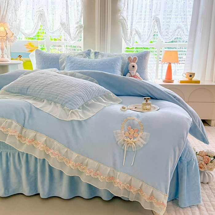 91家纺网 家纺一手货源 找家纺 苏米娜2025秋冬新款11斤230g全消光牛奶绒夹棉床盖款四件套纯色蕾丝花边刺绣床裙款床盖--米兰系列 米兰-婴儿蓝 