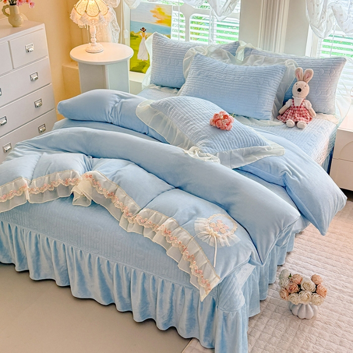 91家纺网 家纺一手货源 找家纺 苏米娜2025秋冬新款11斤230g全消光牛奶绒夹棉床盖款四件套纯色蕾丝花边刺绣床裙款床盖--米兰系列 米兰-婴儿蓝 