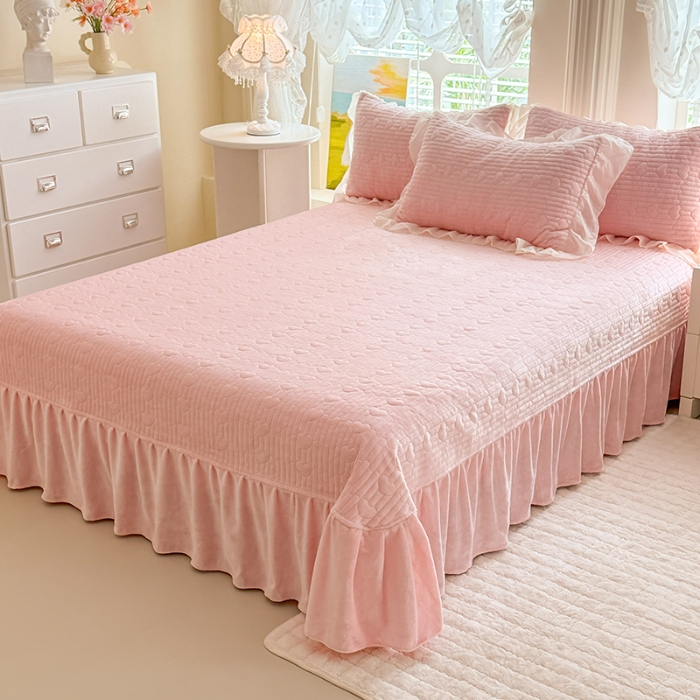 91家纺网 家纺一手货源 找家纺 苏米娜2025秋冬新款11斤230g全消光牛奶绒夹棉床盖款四件套纯色蕾丝花边刺绣床裙款床盖--米兰系列 米兰-樱花粉