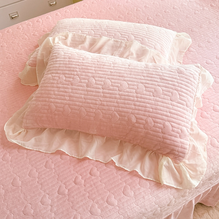 91家纺网 家纺一手货源 找家纺 苏米娜2025秋冬新款11斤230g全消光牛奶绒夹棉床盖款四件套纯色蕾丝花边刺绣床裙款床盖--米兰系列 米兰-樱花粉