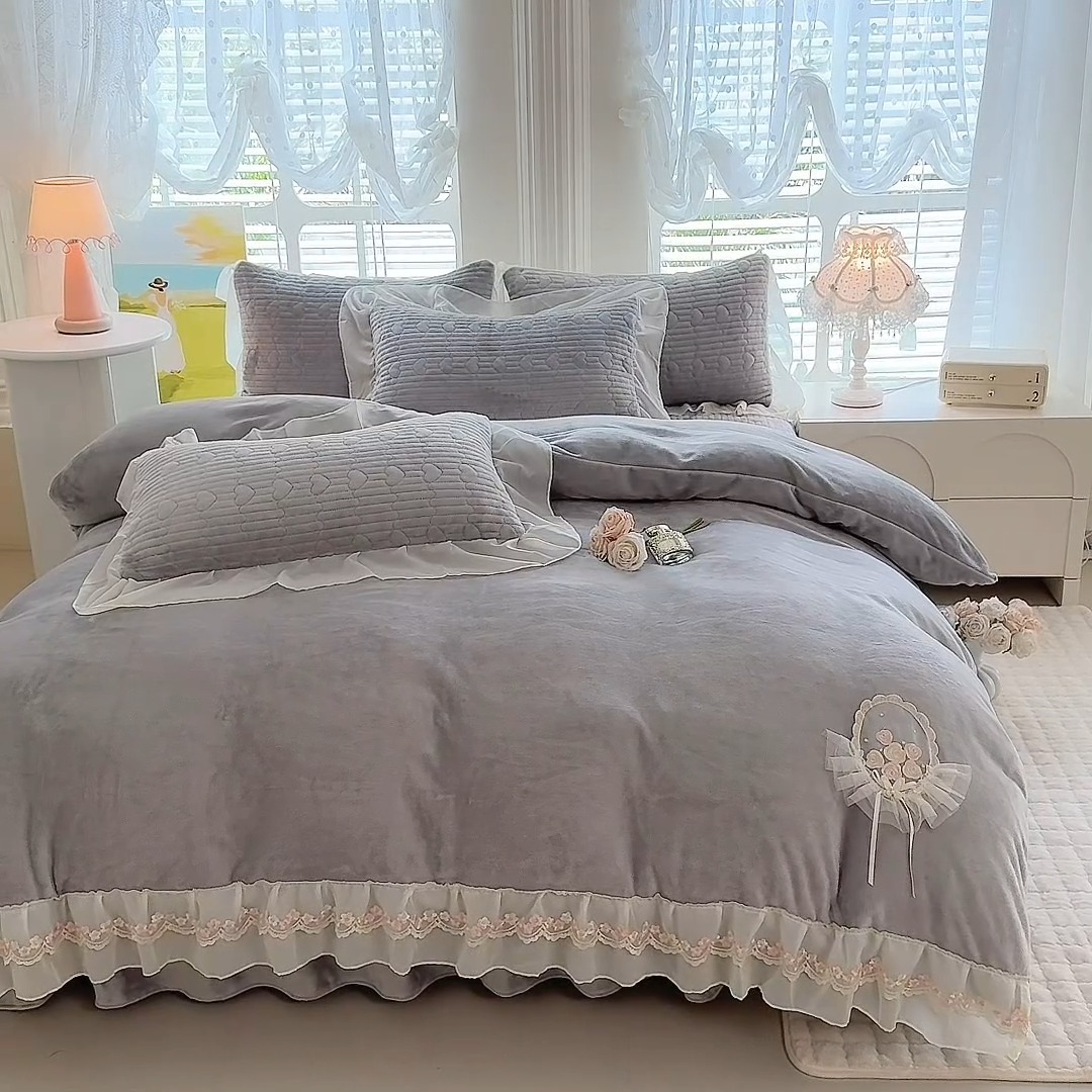 91家纺网 家纺一手货源 找家纺 苏米娜2025秋冬新款11斤230g全消光牛奶绒夹棉床盖款四件套纯色蕾丝花边刺绣床裙款床盖--米兰系列 米兰-高级灰 