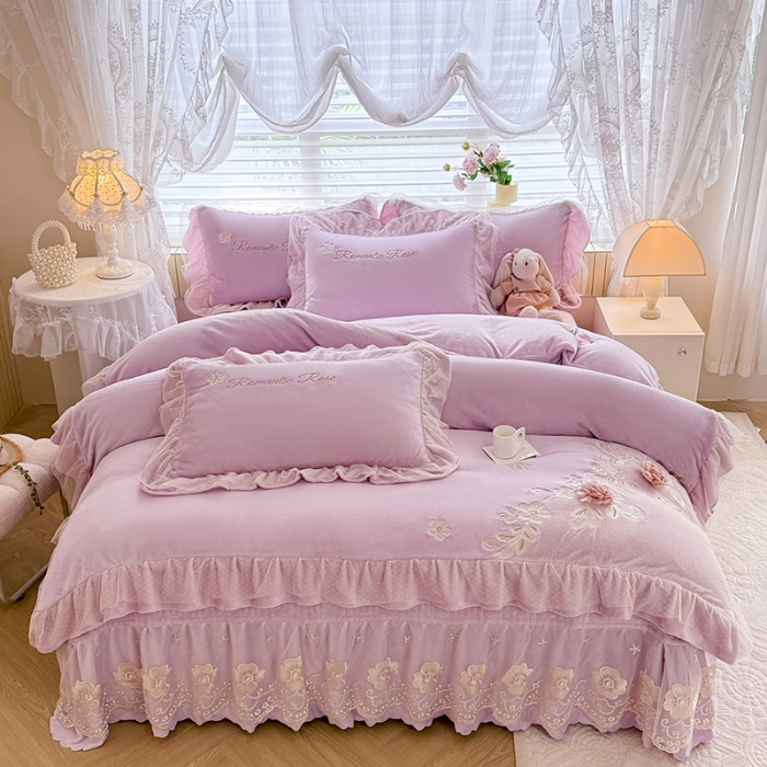 91家纺网 家纺一手货源 找家纺 苏米娜2025秋冬直播爆款11斤230g全消光牛奶绒夹棉床盖款四件套纯色蕾丝花边刺绣床盖三件套夹棉单床盖 梦妮莎--梦幻紫 