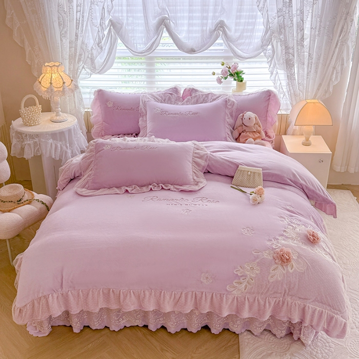 91家纺网 家纺一手货源 找家纺 苏米娜2025秋冬直播爆款11斤230g全消光牛奶绒夹棉床盖款四件套纯色蕾丝花边刺绣床盖三件套夹棉单床盖 梦妮莎--梦幻紫 