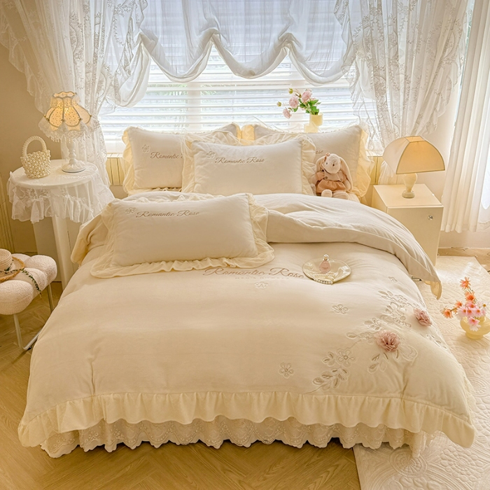 91家纺网 家纺一手货源 找家纺 苏米娜2025秋冬直播爆款11斤230g全消光牛奶绒夹棉床盖款四件套纯色蕾丝花边刺绣床盖三件套夹棉单床盖  梦妮莎-奶昔白