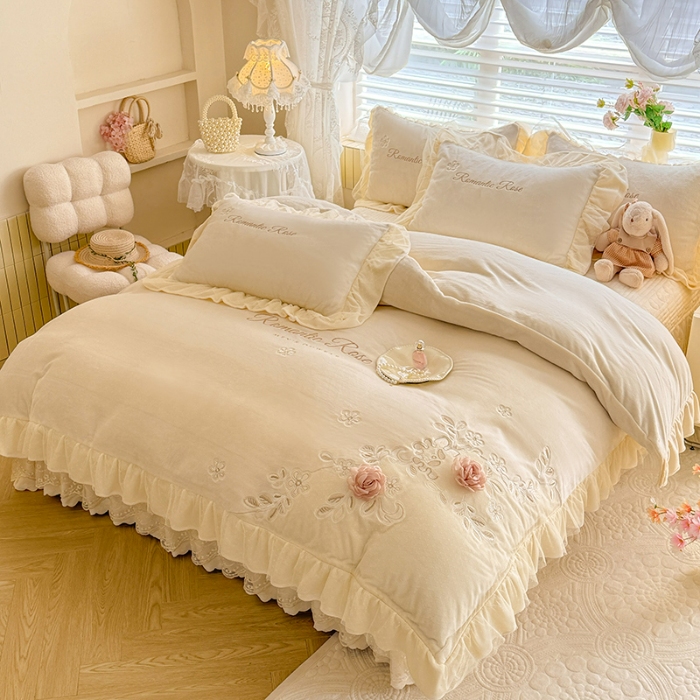 91家纺网 家纺一手货源 找家纺 苏米娜2025秋冬直播爆款11斤230g全消光牛奶绒夹棉床盖款四件套纯色蕾丝花边刺绣床盖三件套夹棉单床盖  梦妮莎-奶昔白