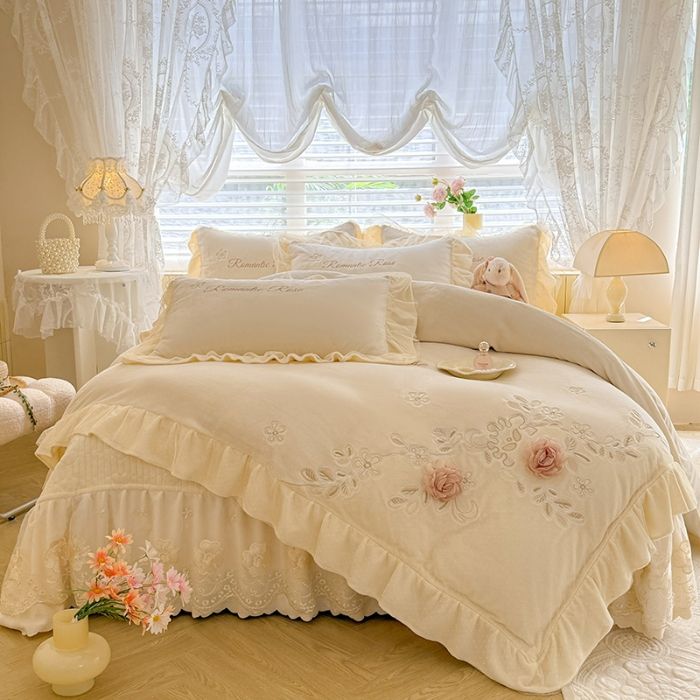 91家纺网 家纺一手货源 找家纺 苏米娜2025秋冬直播爆款11斤230g全消光牛奶绒夹棉床盖款四件套纯色蕾丝花边刺绣床盖三件套夹棉单床盖  梦妮莎-奶昔白