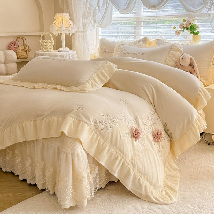 91家纺网 家纺一手货源 找家纺 苏米娜2025秋冬直播爆款11斤230g全消光牛奶绒夹棉床盖款四件套纯色蕾丝花边刺绣床盖三件套夹棉单床盖  梦妮莎-奶昔白