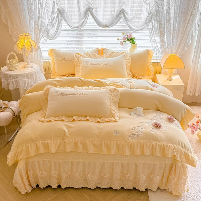 91家纺网 家纺一手货源 找家纺 苏米娜2025秋冬直播爆款11斤230g全消光牛奶绒夹棉床盖款四件套纯色蕾丝花边刺绣床盖三件套夹棉单床盖  梦妮莎-嫩黄