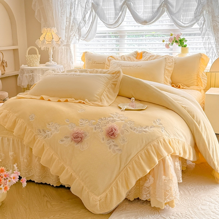 91家纺网 家纺一手货源 找家纺 苏米娜2025秋冬直播爆款11斤230g全消光牛奶绒夹棉床盖款四件套纯色蕾丝花边刺绣床盖三件套夹棉单床盖  梦妮莎-嫩黄