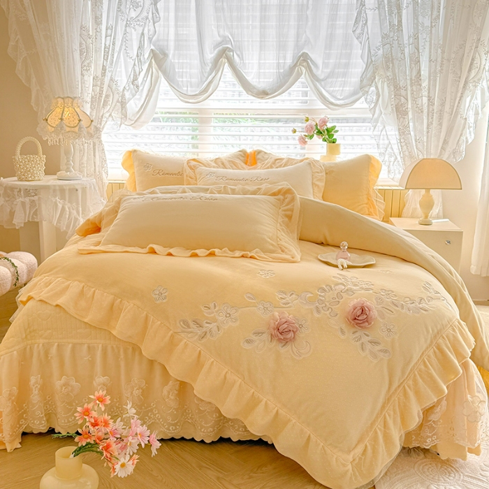 91家纺网 家纺一手货源 找家纺 苏米娜2025秋冬直播爆款11斤230g全消光牛奶绒夹棉床盖款四件套纯色蕾丝花边刺绣床盖三件套夹棉单床盖  梦妮莎-嫩黄