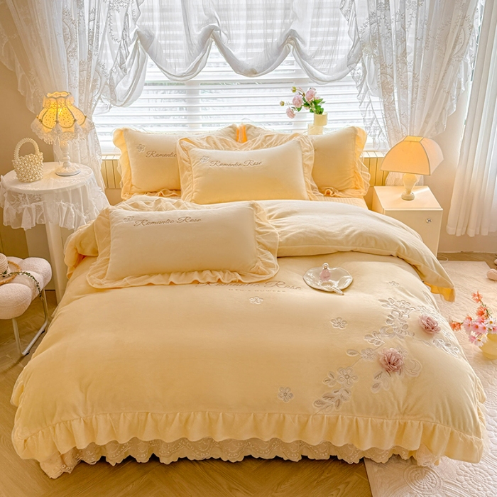 91家纺网 家纺一手货源 找家纺 苏米娜2025秋冬直播爆款11斤230g全消光牛奶绒夹棉床盖款四件套纯色蕾丝花边刺绣床盖三件套夹棉单床盖  梦妮莎-嫩黄