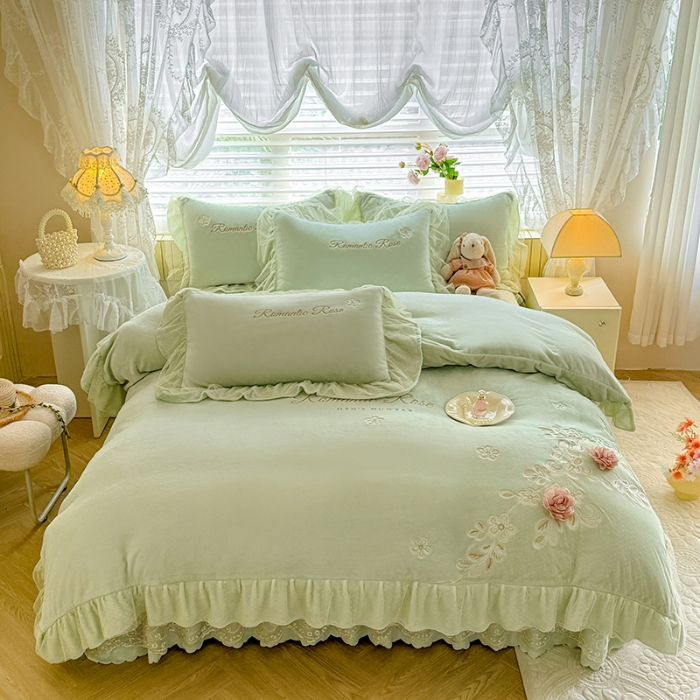 91家纺网 家纺一手货源 找家纺 苏米娜2025秋冬直播爆款11斤230g全消光牛奶绒夹棉床盖款四件套纯色蕾丝花边刺绣床盖三件套夹棉单床盖  梦妮莎-新芽绿