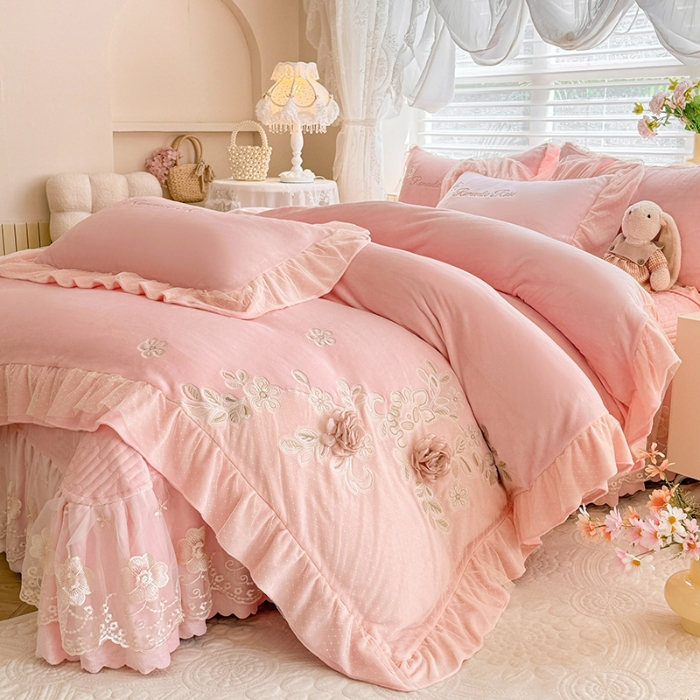 91家纺网 家纺一手货源 找家纺 苏米娜2025秋冬直播爆款11斤230g全消光牛奶绒夹棉床盖款四件套纯色蕾丝花边刺绣床盖三件套夹棉单床盖 梦妮莎-樱花粉