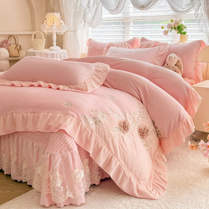 91家纺网 家纺一手货源 找家纺 苏米娜2025秋冬直播爆款11斤230g全消光牛奶绒夹棉床盖款四件套纯色蕾丝花边刺绣床盖三件套夹棉单床盖 梦妮莎-樱花粉