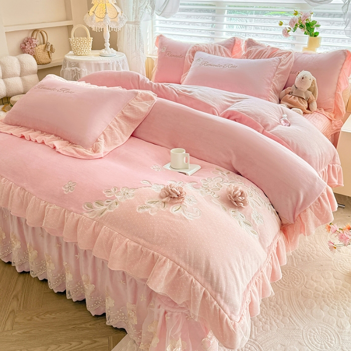 91家纺网 家纺一手货源 找家纺 苏米娜2025秋冬直播爆款11斤230g全消光牛奶绒夹棉床盖款四件套纯色蕾丝花边刺绣床盖三件套夹棉单床盖 梦妮莎-樱花粉