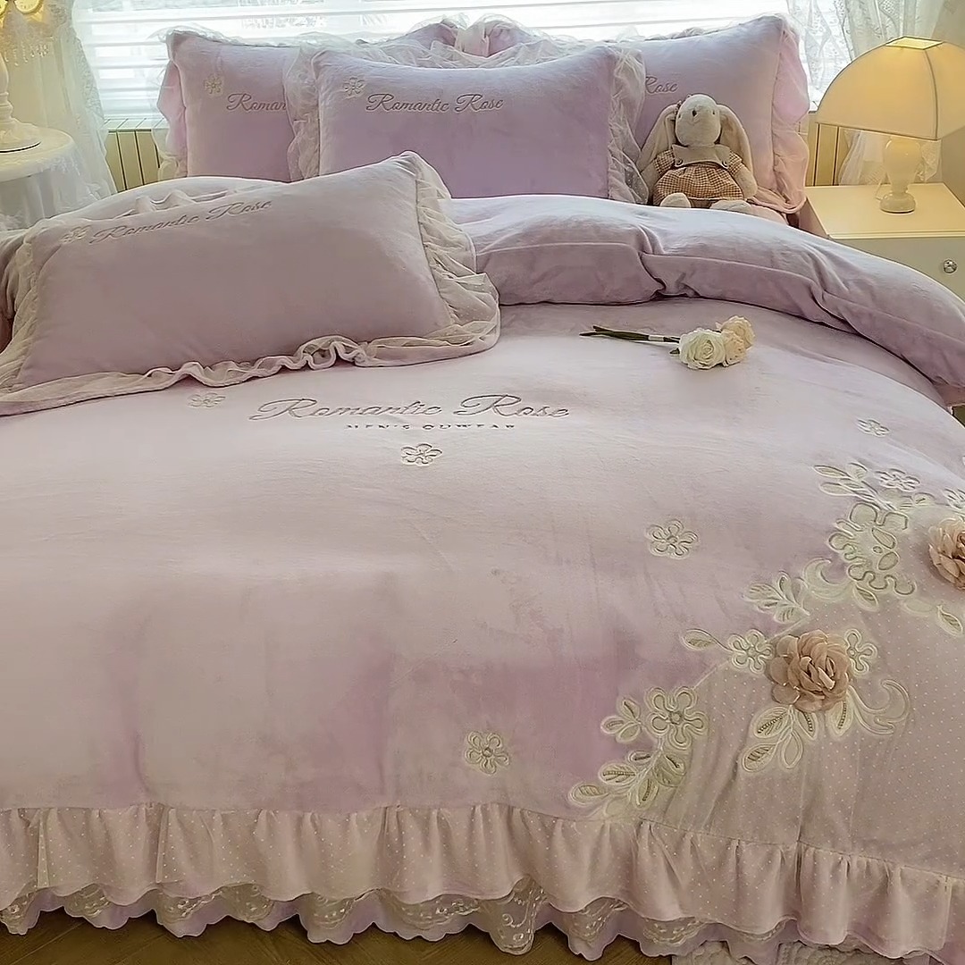 91家纺网 家纺一手货源 找家纺 苏米娜2025秋冬直播爆款11斤230g全消光牛奶绒夹棉床盖款四件套纯色蕾丝花边刺绣床盖三件套夹棉单床盖 梦妮莎--梦幻紫 