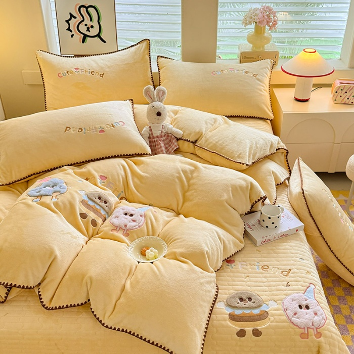 91家纺网 家纺一手货源 找家纺 （总）苏米娜家纺2025新款230g全消光大版卡通牛奶绒兔毛贴布绣花四件套可爱卡通男孩女孩法莱绒被套三件套  