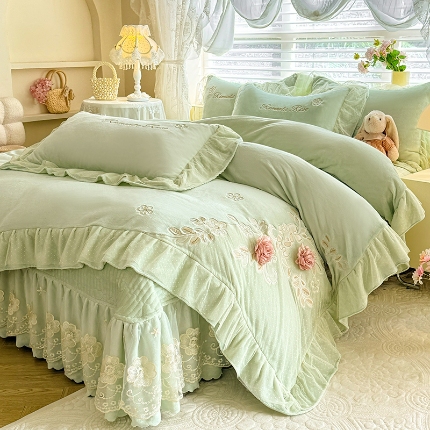 91家纺网 家纺一手货源 找家纺 （总）苏米娜2025秋冬直播爆款11斤230g全消光牛奶绒夹棉床盖款四件套纯色蕾丝花边刺绣床盖三件套夹棉单床盖