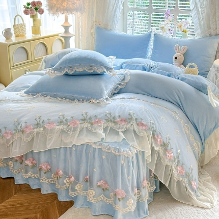 91家纺网 家纺一手货源 找家纺 （总）苏米娜2025秋冬新款230g双层绣花花边全消光牛奶绒床裙款四件套纯色蕾丝花边刺绣床裙款三件套