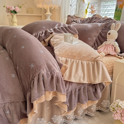 91家纺网 家纺一手货源 找家纺 （总）苏米娜2025新款高克重11斤重直播热款双层蕾丝花边全消光牛奶绒印花床盖四件套单床盖床盖三件套