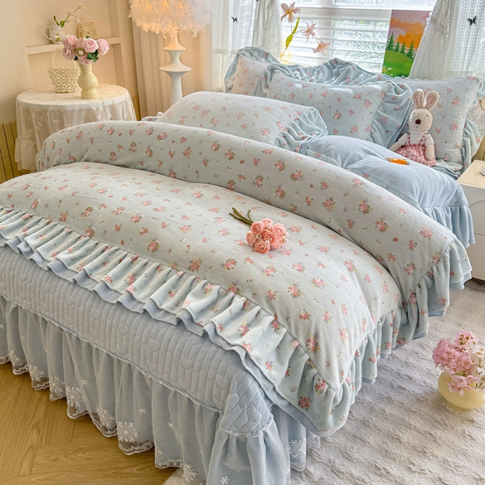 91家纺网 家纺一手货源 找家纺 苏米娜2025新款高克重11斤重直播热款双层蕾丝花边全消光牛奶绒印花床盖四件套单床盖床盖三件套 蓝夕 