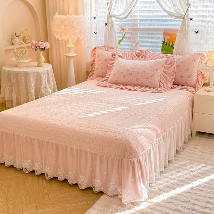 91家纺网 家纺一手货源 找家纺 苏米娜2025新款高克重11斤重直播热款双层蕾丝花边全消光牛奶绒印花床盖四件套单床盖床盖三件套 曼塔玫瑰