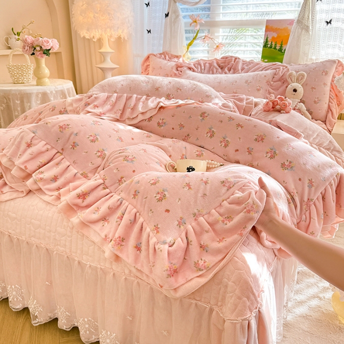 91家纺网 家纺一手货源 找家纺 苏米娜2025新款高克重11斤重直播热款双层蕾丝花边全消光牛奶绒印花床盖四件套单床盖床盖三件套 曼塔玫瑰