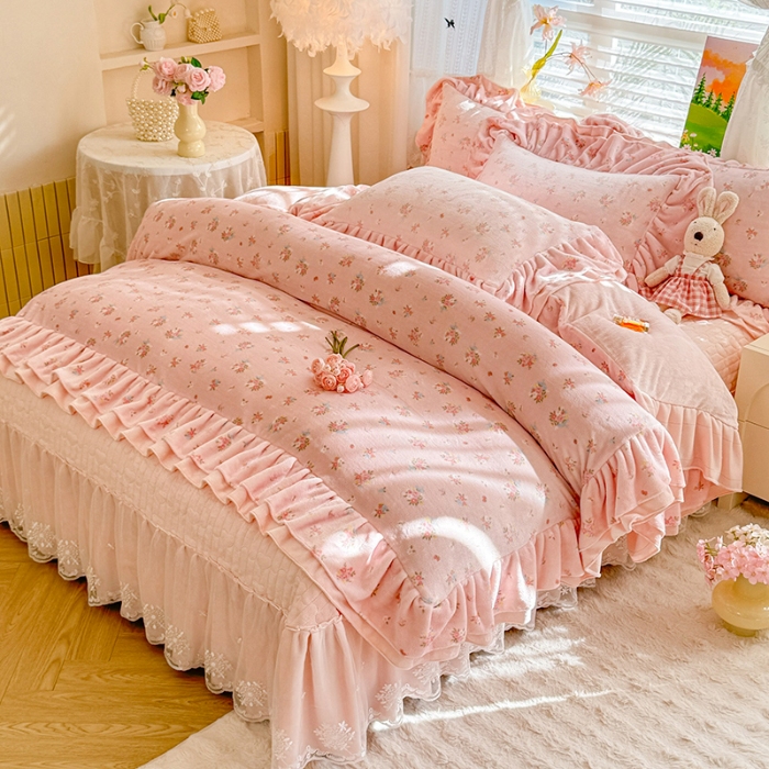 91家纺网 家纺一手货源 找家纺 苏米娜2025新款高克重11斤重直播热款双层蕾丝花边全消光牛奶绒印花床盖四件套单床盖床盖三件套 曼塔玫瑰