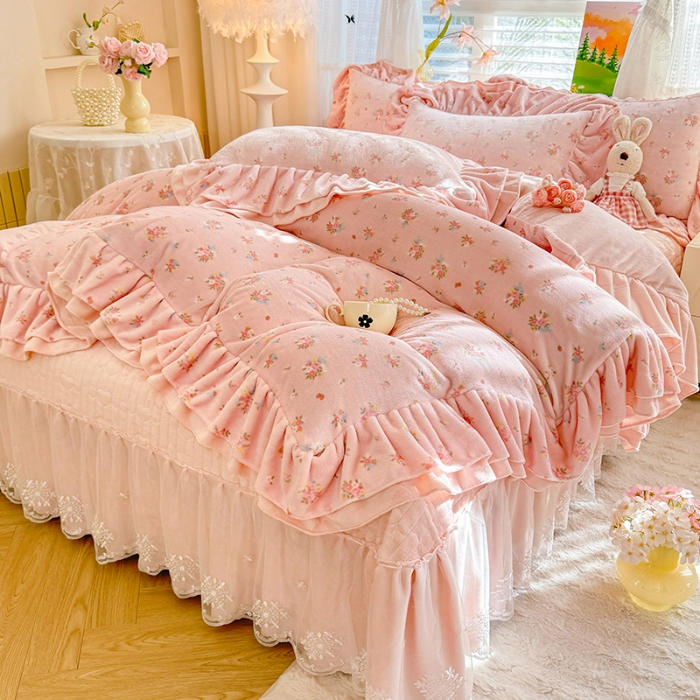 91家纺网 家纺一手货源 找家纺 苏米娜2025新款高克重11斤重直播热款双层蕾丝花边全消光牛奶绒印花床盖四件套单床盖床盖三件套 曼塔玫瑰