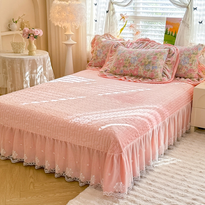 91家纺网 家纺一手货源 找家纺 苏米娜2025新款高克重11斤重直播热款双层蕾丝花边全消光牛奶绒印花床盖四件套单床盖床盖三件套  玫瑰恋语 