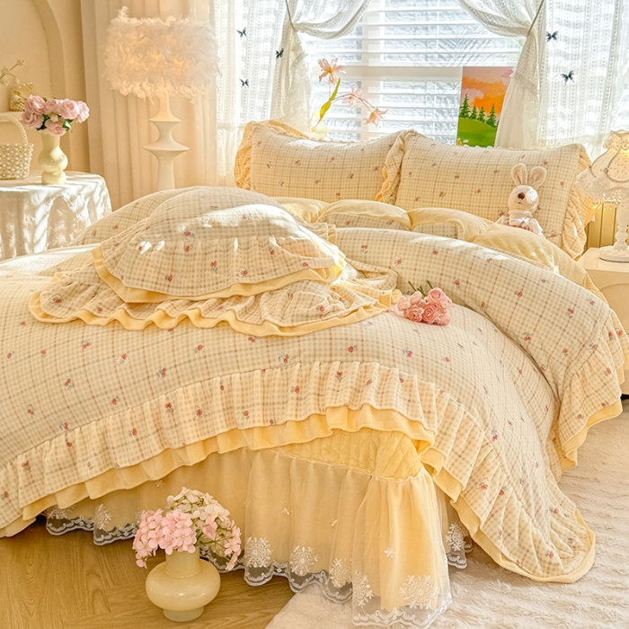 91家纺网 家纺一手货源 找家纺 苏米娜2025新款高克重11斤重直播热款双层蕾丝花边全消光牛奶绒印花床盖四件套单床盖床盖三件套 奶油波波