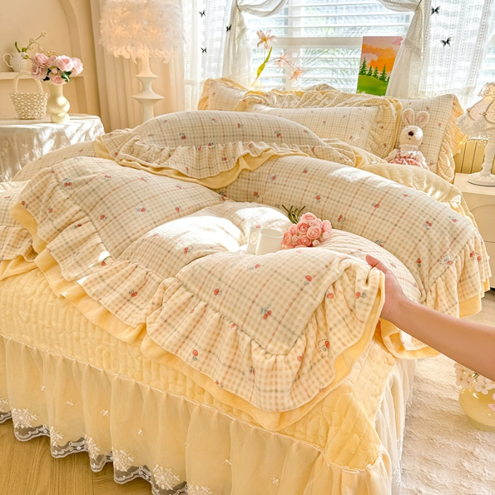 91家纺网 家纺一手货源 找家纺 苏米娜2025新款高克重11斤重直播热款双层蕾丝花边全消光牛奶绒印花床盖四件套单床盖床盖三件套 奶油波波