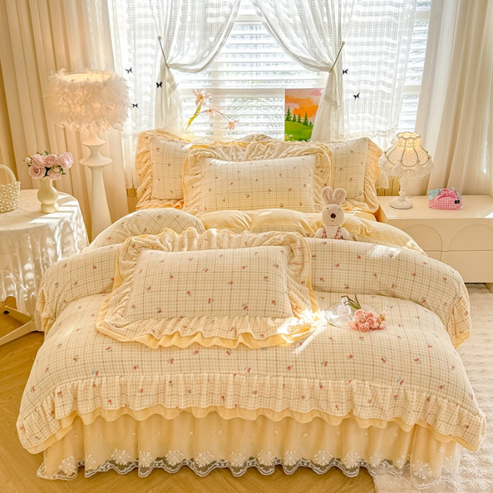 91家纺网 家纺一手货源 找家纺 苏米娜2025新款高克重11斤重直播热款双层蕾丝花边全消光牛奶绒印花床盖四件套单床盖床盖三件套 奶油波波