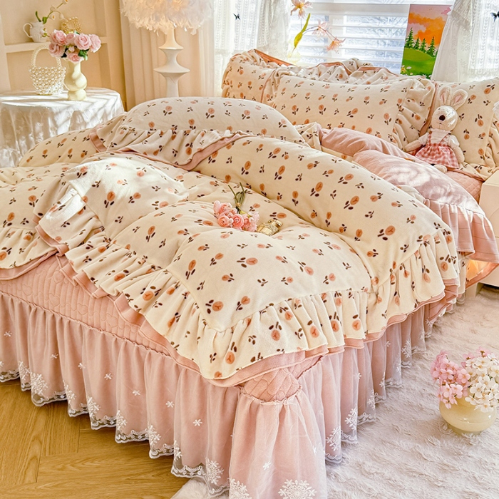 91家纺网 家纺一手货源 找家纺 苏米娜2025新款高克重11斤重直播热款双层蕾丝花边全消光牛奶绒印花床盖四件套单床盖床盖三件套  郁见美好