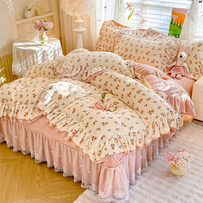 91家纺网 家纺一手货源 找家纺 苏米娜2025新款高克重11斤重直播热款双层蕾丝花边全消光牛奶绒印花床盖四件套单床盖床盖三件套  郁见美好