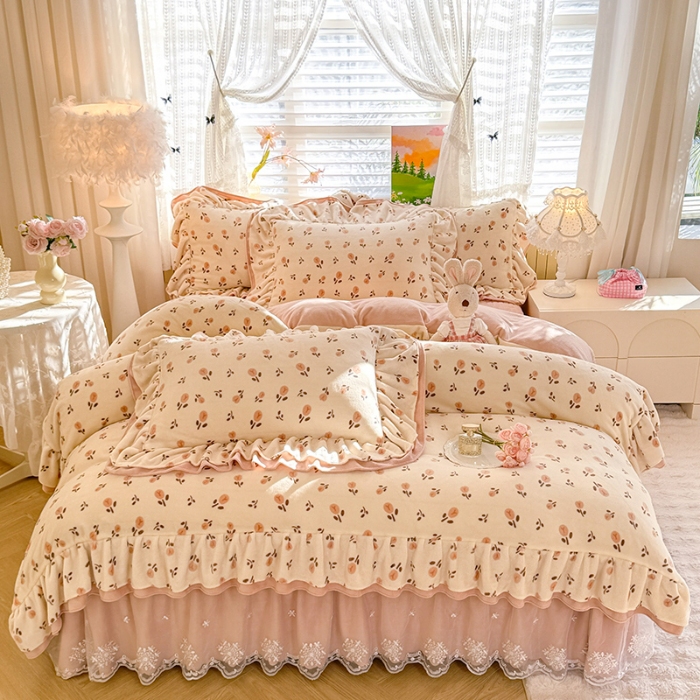 91家纺网 家纺一手货源 找家纺 苏米娜2025新款高克重11斤重直播热款双层蕾丝花边全消光牛奶绒印花床盖四件套单床盖床盖三件套  郁见美好